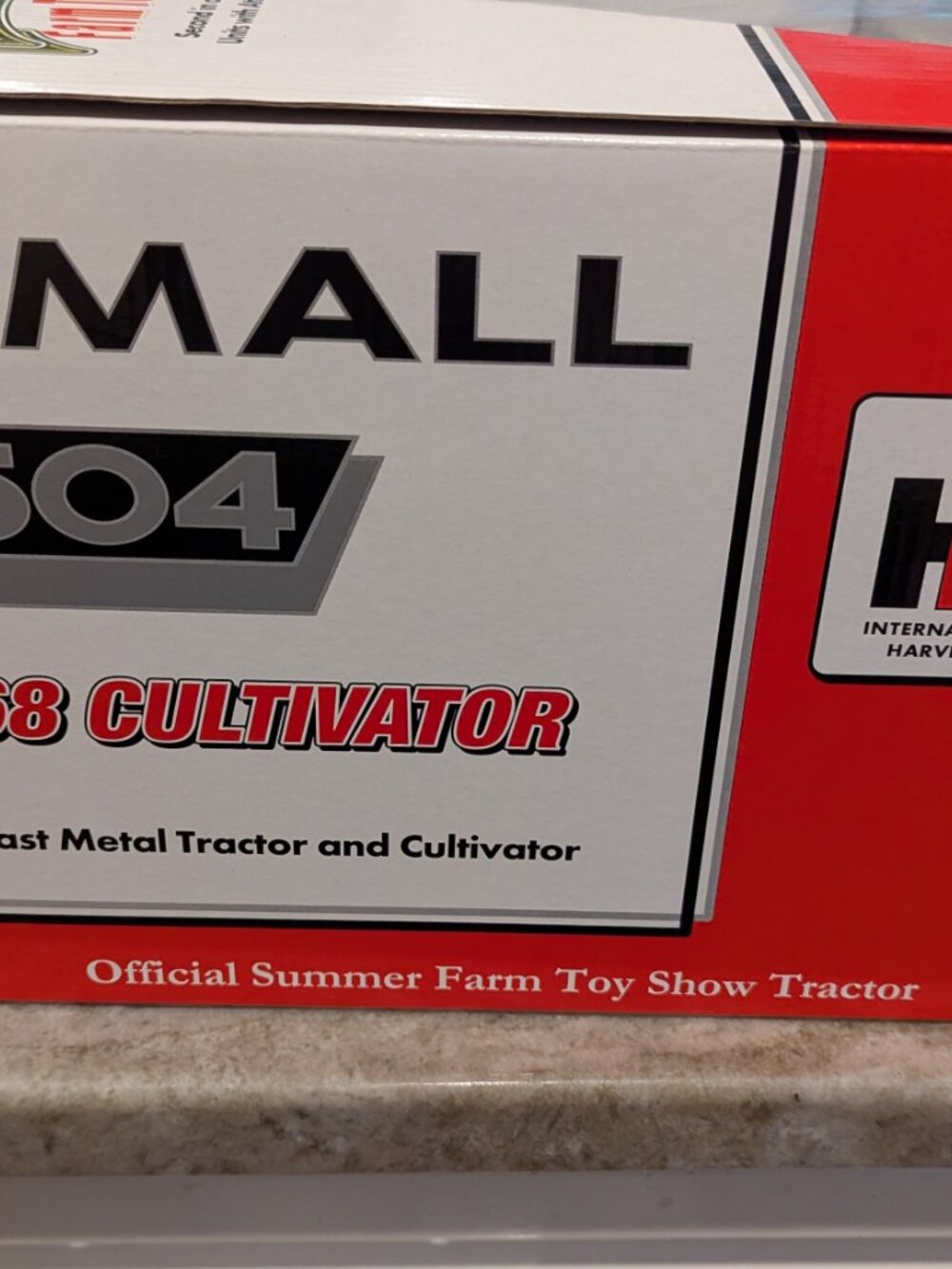 1/16 Farmall 504 Tractor & 468 Cultivator 2007 Summer Farm Toy Show Edition spec - Picture 8 of 10